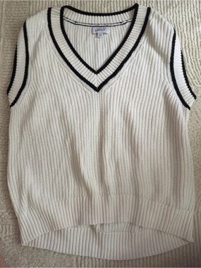 Evereve Cream Ribbed V-Neck Sweater Vest with Black Trim